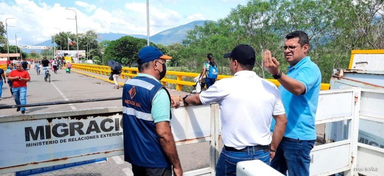 depois-de-7-anos,-colombia-e-venezuela-reabrem-fronteira