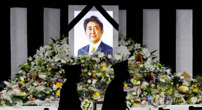 com-flores-e-salva-de-tiros,-japao-se-despede-de-shinzo-abe